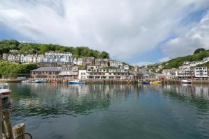 a large body of water with houses and boats at 1 Bed in West Looe oc-1west in Looe