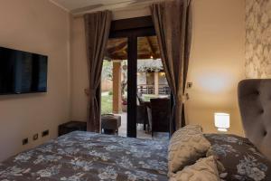 a bedroom with a bed and a sliding glass door at Apartman Sara s vrtom in Vantačići
