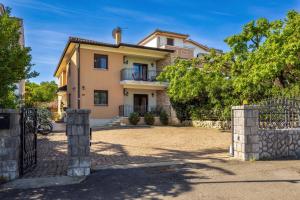 a house with a fence in front of it at Apartman Sara s vrtom in Vantačići