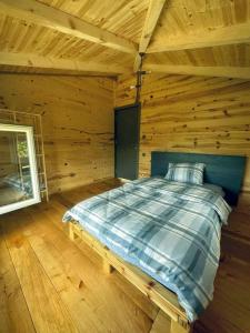 a bedroom with a bed in a log cabin at ByTemur Dağ Evi in Çamlıhemşin