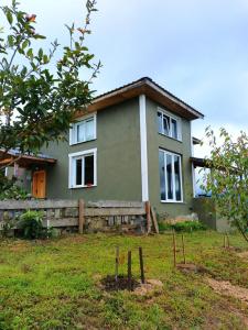 a house with a fence in front of it at ByTemur Dağ Evi in Çamlıhemşin