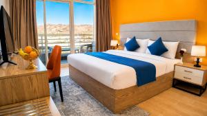 a hotel room with a bed and a window at Bosaso Airport Hotel in El Ad +19 photos