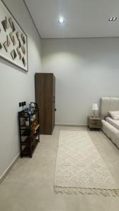 a living room with a couch and a rug at the garden in Hail