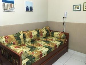 a couch in the corner of a room at Apartamento 5 no Condominio Marina V in Ubatuba