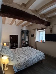 a bedroom with a bed and a window at La Chaumière en Bellevue in Muzillac