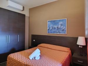 a bedroom with a bed and a painting on the wall at Hotel Palace in Varazze