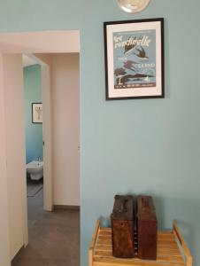 a room with a wall with a picture on the wall at Appartamento LaLieve - casaDELRESTO in Gaiola