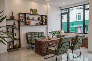 a dining room with a table and chairs at Mộc in Ấp Ða Lợi