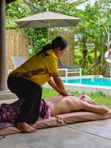 a woman is giving a man a massage at Bungalow VILLA Cha Cha in Ko Yao Noi