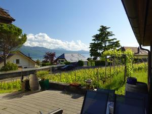 a view of a yard with a house and a garden at "Les Échalas" Charmante maison au coeur du Lavaux, Cully in Cully