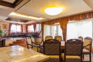 a dining room with a table and chairs at Любомировата къща in Sredni Kolibi
