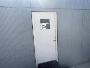 a white door in a wall with a picture on it at Thistedvej 40 in Nørresundby