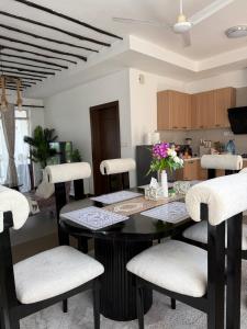 ein Esszimmer mit Tisch und Stühlen in der Unterkunft Etheria Haven in Mombasa