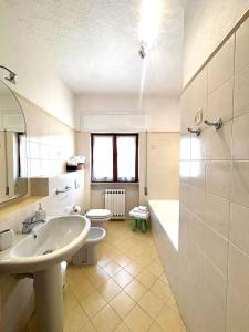 a bathroom with a sink and a tub and a toilet at Villa nel centro di Palau in Palau