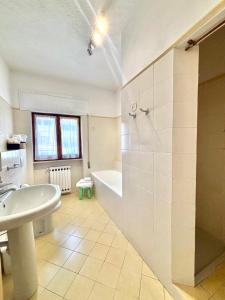 a bathroom with a sink and a shower and a toilet at Villa nel centro di Palau in Palau +7 photos