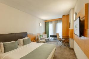 Un televizor și/sau centru de divertisment la Point Hotel Taksim