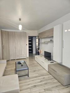 a living room with a couch and a table at Ariana Urban Loft in Târgu-Mureş