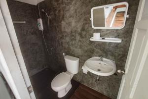 Koupelna v ubytování The Pier