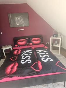 a bedroom with a bed with red and black comforter at Appartement Klimaanlage WC in Mönchengladbach