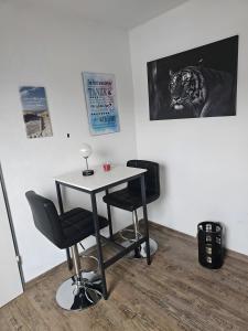 a table and two chairs in a room at Appartement Klimaanlage WC in Mönchengladbach