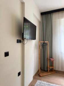 a flat screen tv hanging on a wall at Pine Suit in Çamlıhemşin