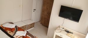 a small room with a television and a bed at Ayışık Otel in Hamidiye