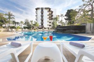 Bazén v ubytování Rayong Chalet Resort nebo v jeho okolí