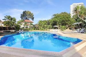 Bazén v ubytování Rayong Chalet Resort nebo v jeho okolí