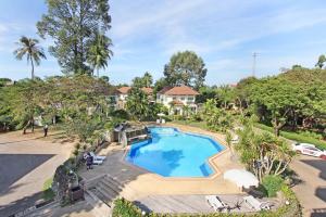 Bazén v ubytování Rayong Chalet Resort nebo v jeho okolí