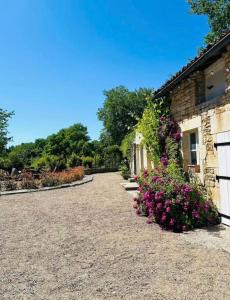 a house with flowers on the side of it at Le clos joli in Saint-Saviol