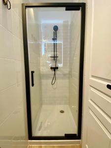 a shower with a glass door in a bathroom at Appartement proche Château de Compiègne in Compiègne