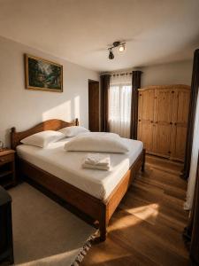 a bedroom with a large bed in a room at Casa Rosso in Valea Măceşului