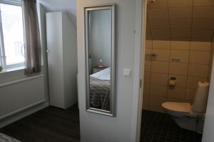 Koupelna v ubytování Visby Innerstad Lägenheter & Rum + 37 fotografií