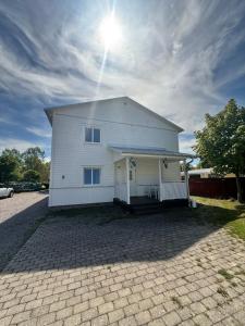 a white house with the sun shining on it at Mysiga Villan in Borgholm