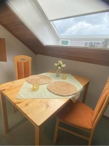 a wooden table with two plates on top of it at Ferienwohnung Vogelsang in Undeloh +7 photos