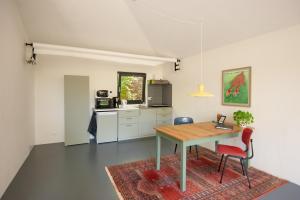 a kitchen and dining room with a table and chairs at Studio Bosrijk Bilthoven in Bilthoven