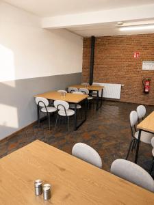 a row of tables and chairs in a restaurant at ELO STAY Nordheide 24h Check-in, Free Parking and WiFi in Buchholz in der Nordheide