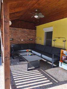 a living room with a couch and a table at Veronica nyaralóház in Zamárdi