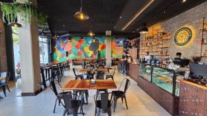 a dining room with tables and chairs in a restaurant at TORREMIA apartamentos de lujo in Cochabamba