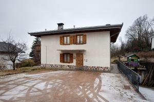 a house on a hill with a dirt road at Casa Pòlse in Baselga di Pinè