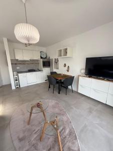 a living room with a table and a kitchen at Casa Nova Apartment in Geislingen an der Steige