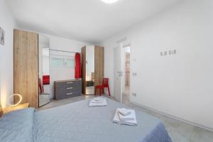 a bedroom with a large bed with towels on it at Casa Cortina in Domodossola