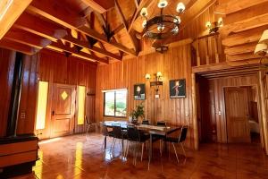ein Esszimmer mit Tisch und Stühlen in der Unterkunft Impresionante casa + Starlink | Bosque y estufa in Pucón