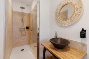 a bathroom with a sink and a shower at Le Pech Eternel - La Truffière in Sarlat-la-Canéda
