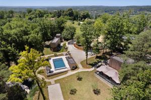 an overhead view of a house with a swimming pool in a yard at Le Pech Eternel-Lodge Spa Tilleuls in Sarlat-la-Canéda
