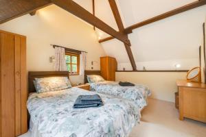 a bedroom with two beds in a room at 2 Bed in Meshaw oc-meadow in Meshaw