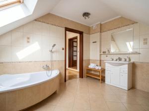 a bathroom with a bath tub and a sink at Willa pod Warszawą Perfekcyjna na Eventy i Spotkania Firmowe in Kobyłka +12 photos
