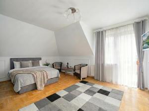 a white bedroom with a bed and a rug at Willa pod Warszawą Perfekcyjna na Eventy i Spotkania Firmowe in Kobyłka