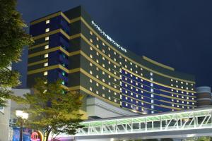 un gran edificio con un puente delante de él en Canal City Fukuoka Washington Hotel, en Fukuoka