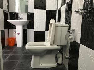 un bagno con un water e un lavandino di Hotel Blue Sky a Hikkaduwa